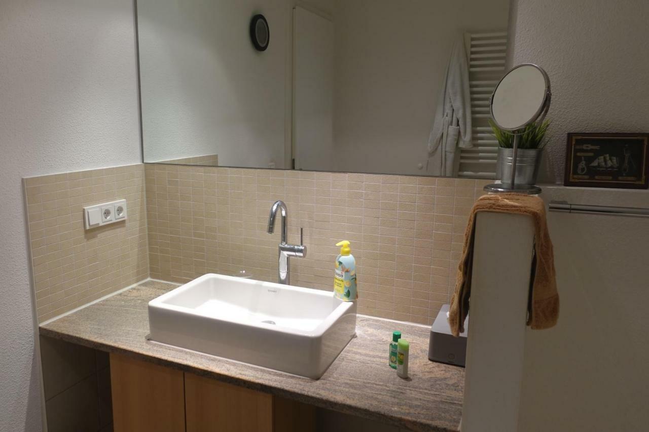 קלן Grosszuegiges Zimmer Mit Badezimmer In Rheinwohnung מראה חיצוני תמונה